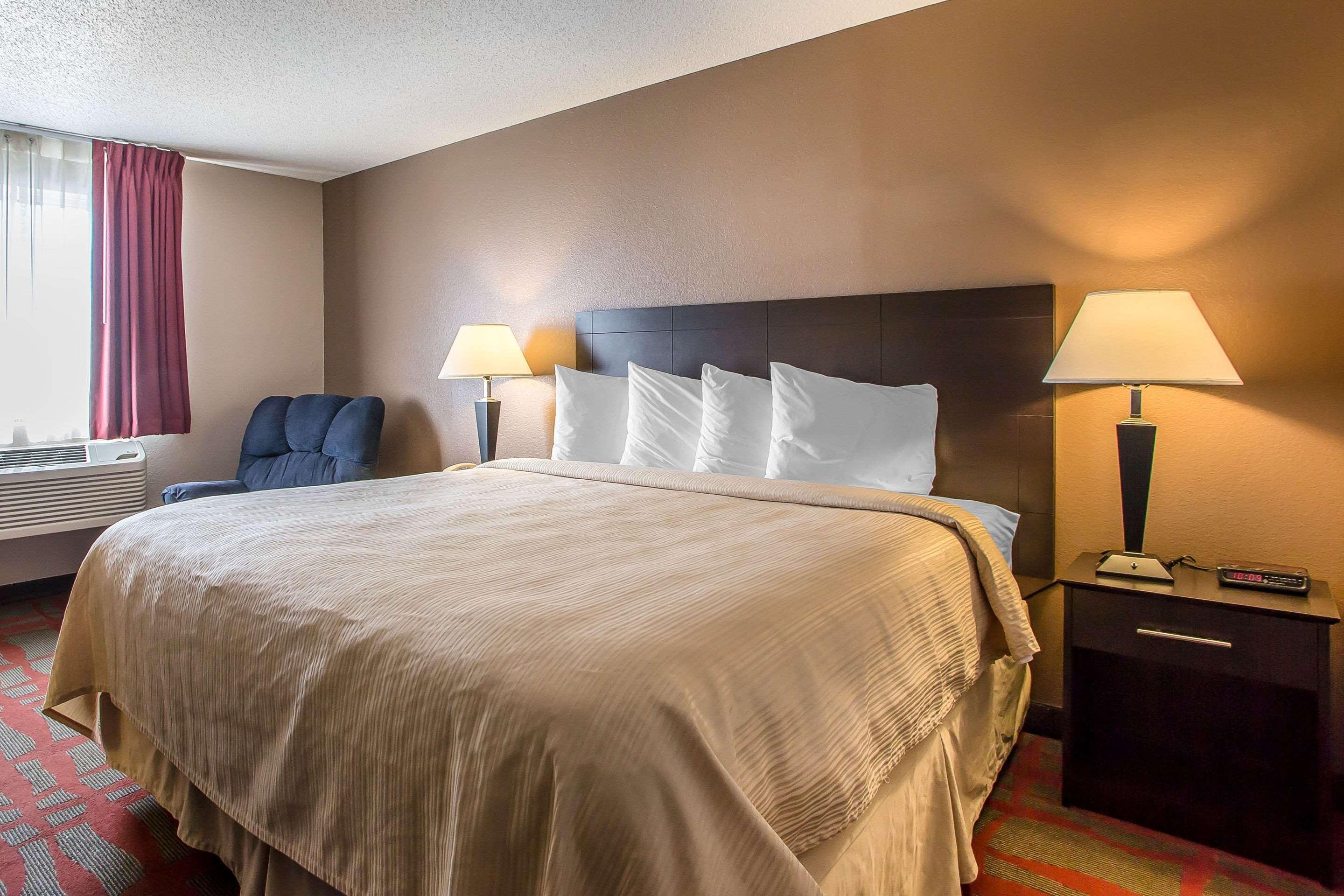 West Bend Quality Inn & Suites מראה חיצוני תמונה