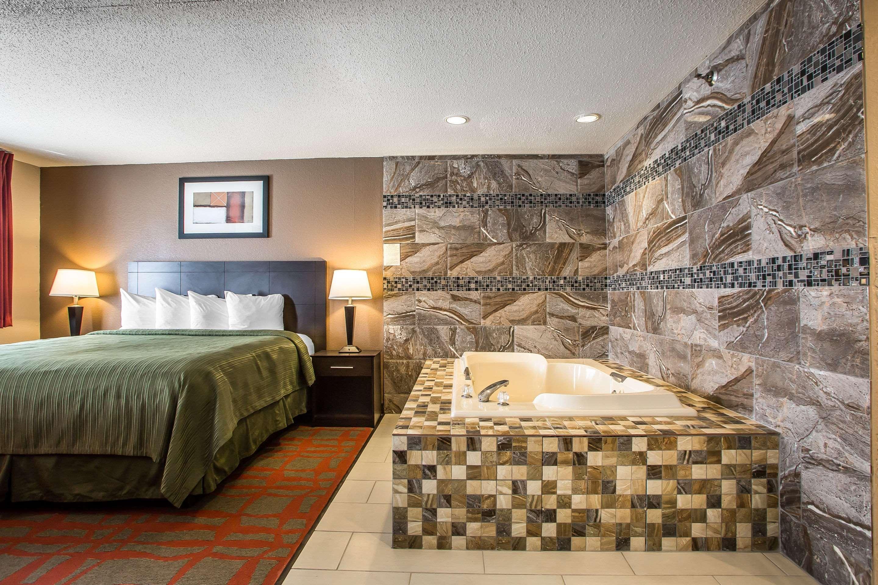 West Bend Quality Inn & Suites מראה חיצוני תמונה