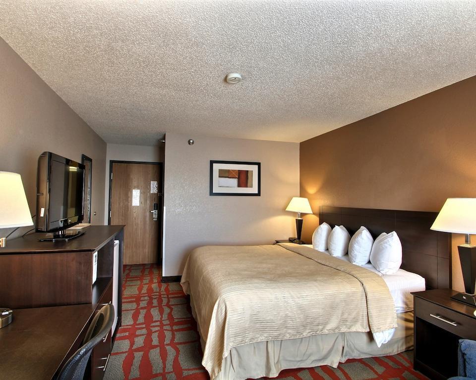 West Bend Quality Inn & Suites מראה חיצוני תמונה