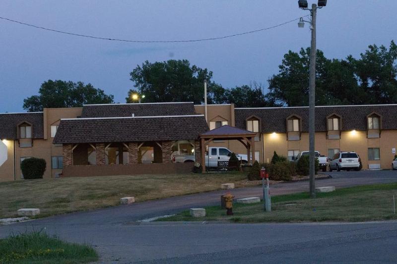 West Bend Quality Inn & Suites מראה חיצוני תמונה