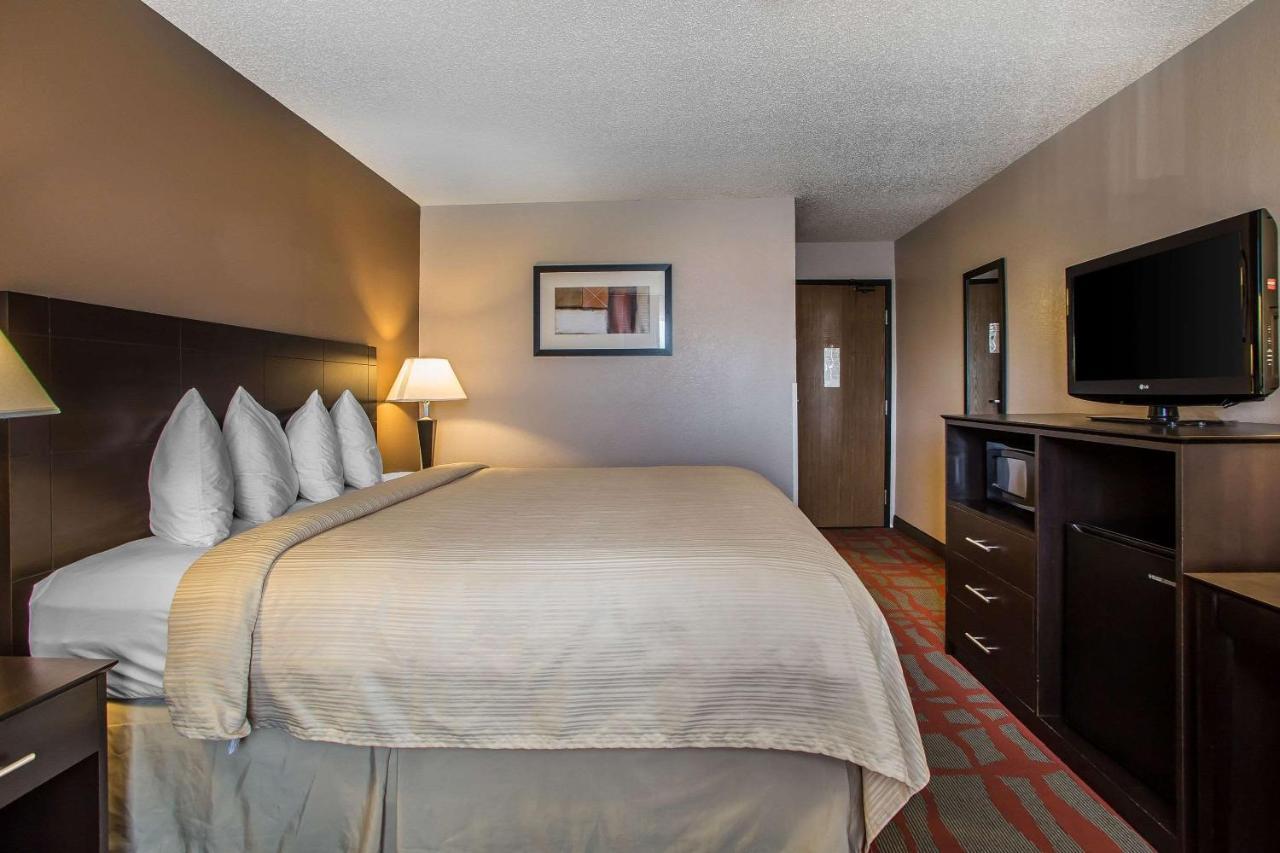 West Bend Quality Inn & Suites מראה חיצוני תמונה